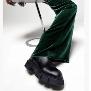 ZARA WOMEN’S LOW HEELED LUG SOLE LEATHER ANKLE CHELSEA BOOTS-SIZE 9- BLACK